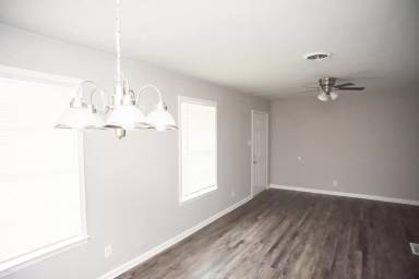 Main picture of 3032 Queensgate Ave