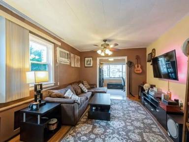 Main picture of 221 Bay 8th St