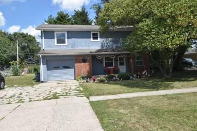 Main picture of 236 1/2 W McKenzie Rd