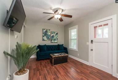 Main picture of 6723 Glades Ave