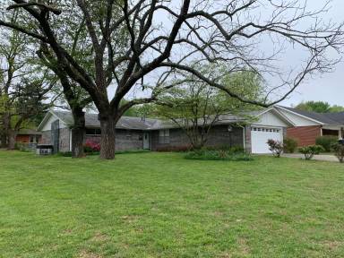 Main picture of 1102 W Pecan St