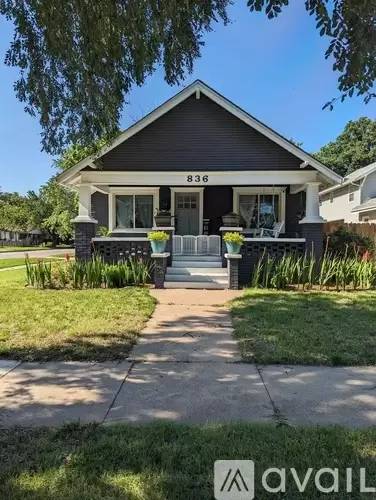 Main picture of 836 W University Ave