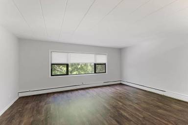 Main picture of 6007 N Kenmore Ave