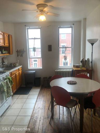 Main picture of 910 S 10th St