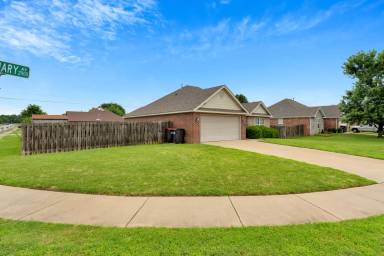 Main picture of 2966 Rosemary Ave