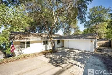 Main picture of 3015 S Lake Dr