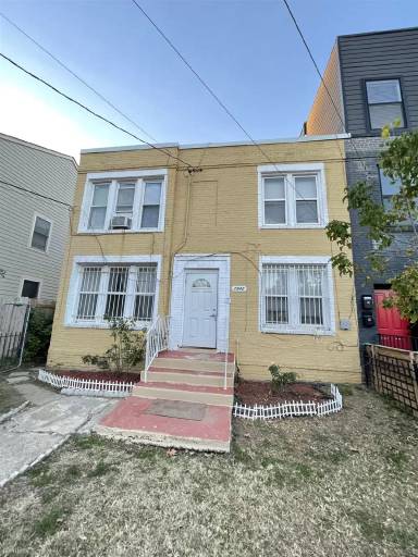 Main picture of 1942 Capitol Ave NE