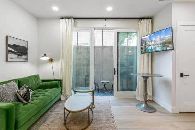 Main picture of 1100 S Vine St