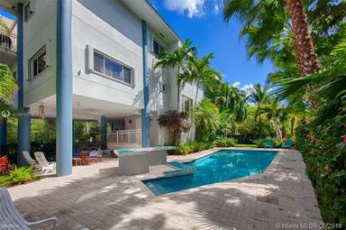 Main picture of 251 Harbor Dr