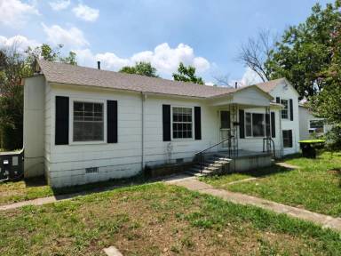 Main picture of 331 E 13th St