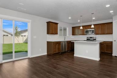 Main picture of 677 E Taper St