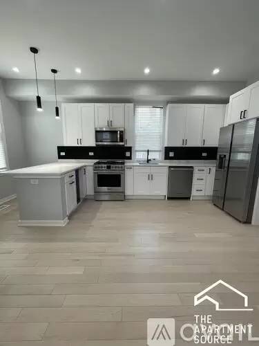 Main picture of 1518 W Melrose St