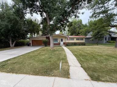Main picture of 595 Parks St