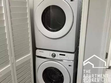 Main picture of 925 W Carmen Ave