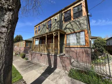 Main picture of 2025 SE Caruthers St