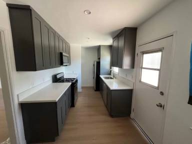 Main picture of 10720 Oxnard St