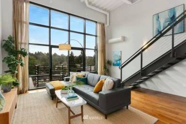 Main picture of 2914 E Madison St