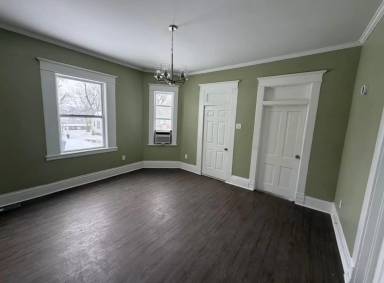 Main picture of 202 W 10th St