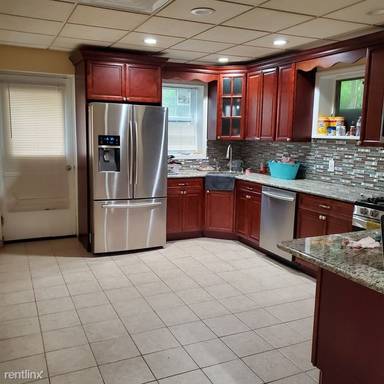 Main picture of 2 E Maple St