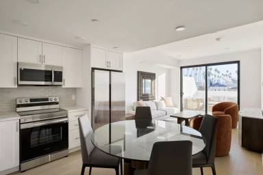 Main picture of 3977 Beverly Blvd