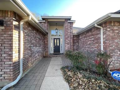 Main picture of 6207 Kingswood Dr