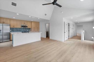 Main picture of 411 W San Antonio St