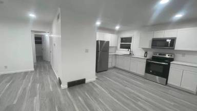 Main picture of 5219 Woodbine Ave