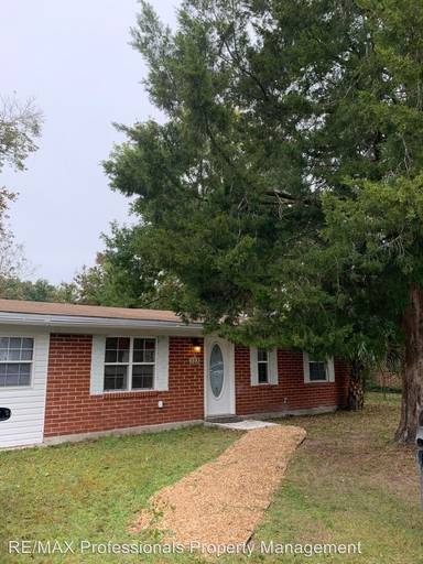 Main picture of 123 NE Berry Pl