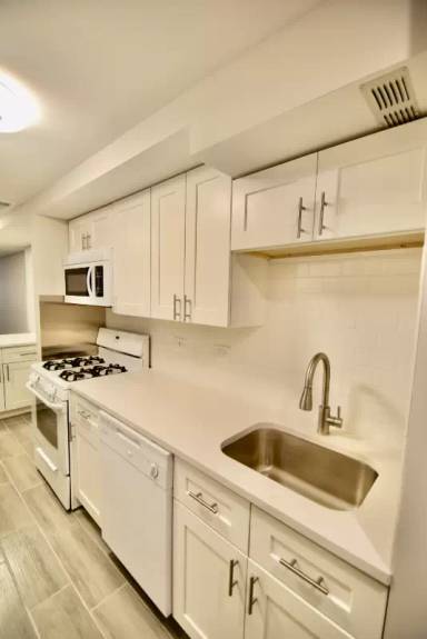 Main picture of 2254 W Farragut Ave