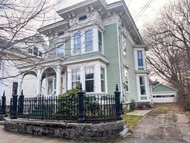 Main picture of 162 W 3rd St