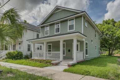 Main picture of 239 E 2nd St