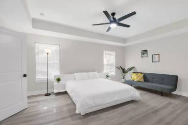 Main picture of 68 W Esther St