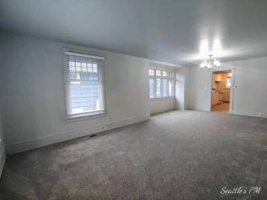 Main picture of 843 NE 56th St