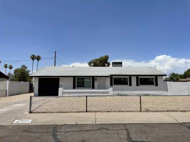 Main picture of 3302 W Altadena Ave