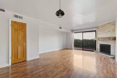 Main picture of 1805 S Barrington Ave