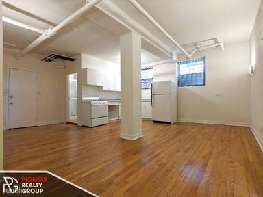 Main picture of 816 W Waveland Apartments