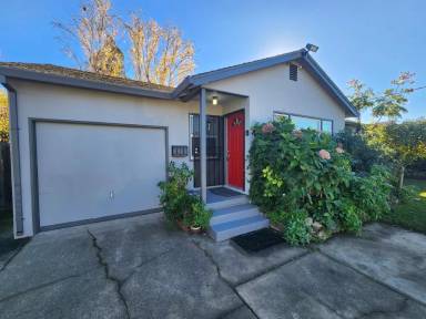Main picture of 4 Garden Ct