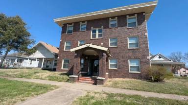 Main picture of 415 S Broadway St