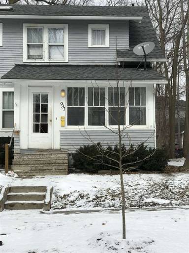 Main picture of 903 Dewey Ave