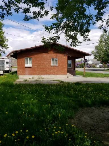 Main picture of 402 W Grand Ave