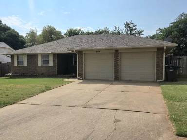 Main picture of 904 E Hills Dr