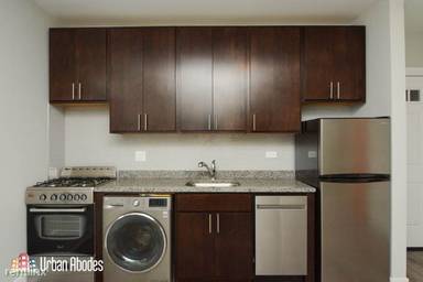 Main picture of 429 1/2 W Belden Ave