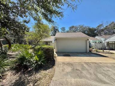Main picture of 900 Bay Dr