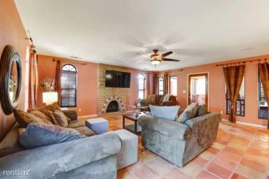 Main picture of 2411 N Thomas St