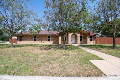 Main picture of 1601 Redwood Dr