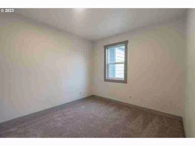Main picture of 215 W 2 St
