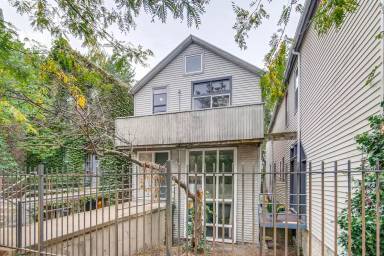 Main picture of 820 W 19th St