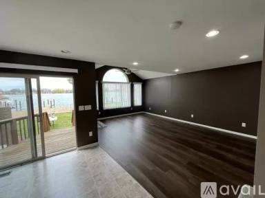 Main picture of 32068 Riverdale St