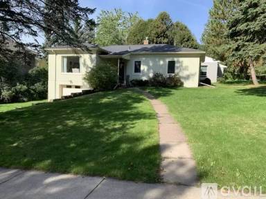 Main picture of 2531 E 3rd St