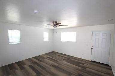 Main picture of 1621 N Center St